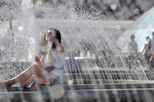Рекордная жара продержится в Украине еще две недели