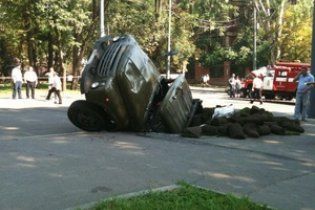 У Дніпропетровську вантажівка провалилася під землю