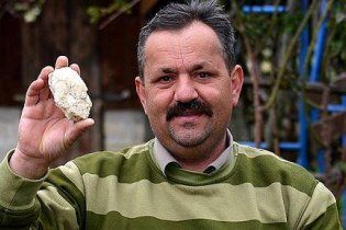 Босниец "разозлил инопланетян": его дом засыпало метеоритами