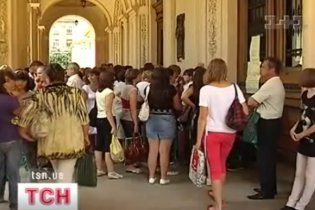 Табачник нашел способ избавиться от очередей в вузы