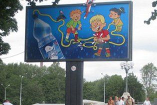 В Петербурге появилась реклама, поливающая людей водой
