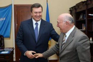 Янукович продовжив повноваження Стельмаха на необмежений термін