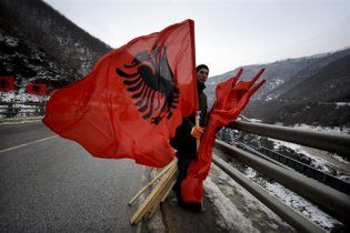Сербский парламент хочет через ООН добиваться компромисса по Косово