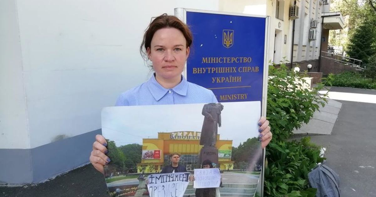 Скандальне затримання активістів під час мітингу у Рівному: очільниця AI влаштувала пікет під МВС на їхню підтримку