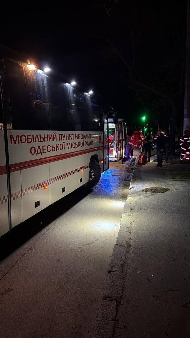 Ворог атакував Одесу вночі: є постраждалі та пошкодження будівель