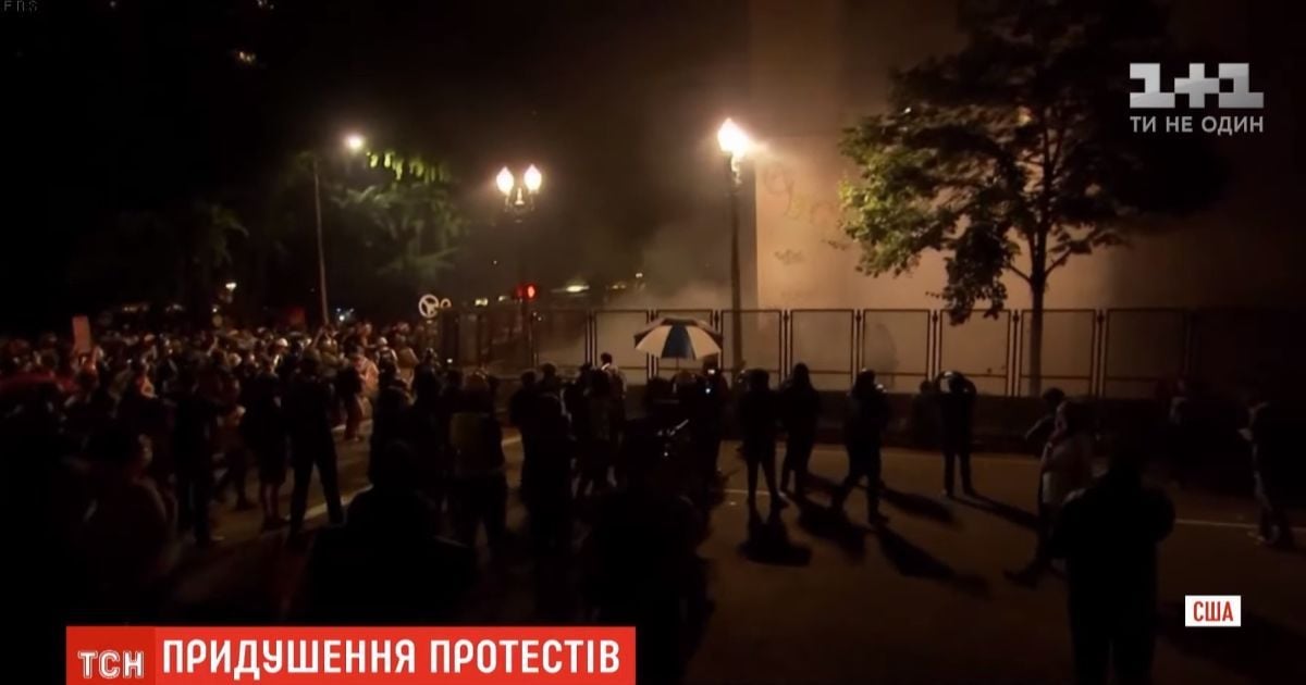 Протести у США: федеральні війська застосували сльозогінний газ проти мера Портленда