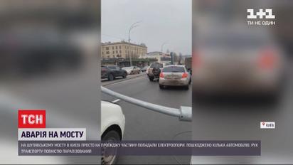 Поврежденные автомобили и парализованное движение - на Шулявском мосту упало 5 электроопор