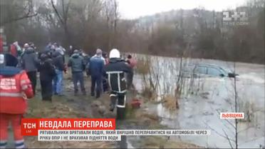 Во Львовской области течение снесло автомобиль во время переезда реки