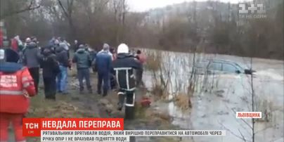 Во Львовской области течение снесло автомобиль во время переезда реки