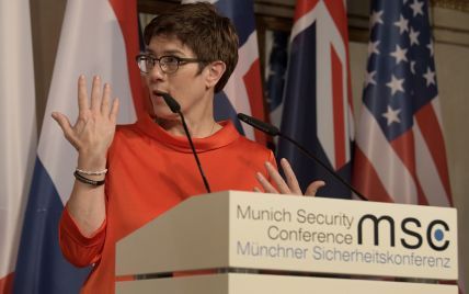 Міністерка оборони Німеччини заявила, що Росія гібридними атаками тисне на ЄС