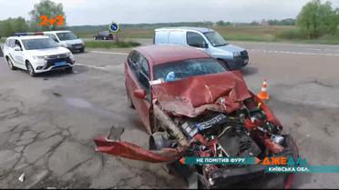 Фура чуть не раздавила легковой автомобиль под Киевом