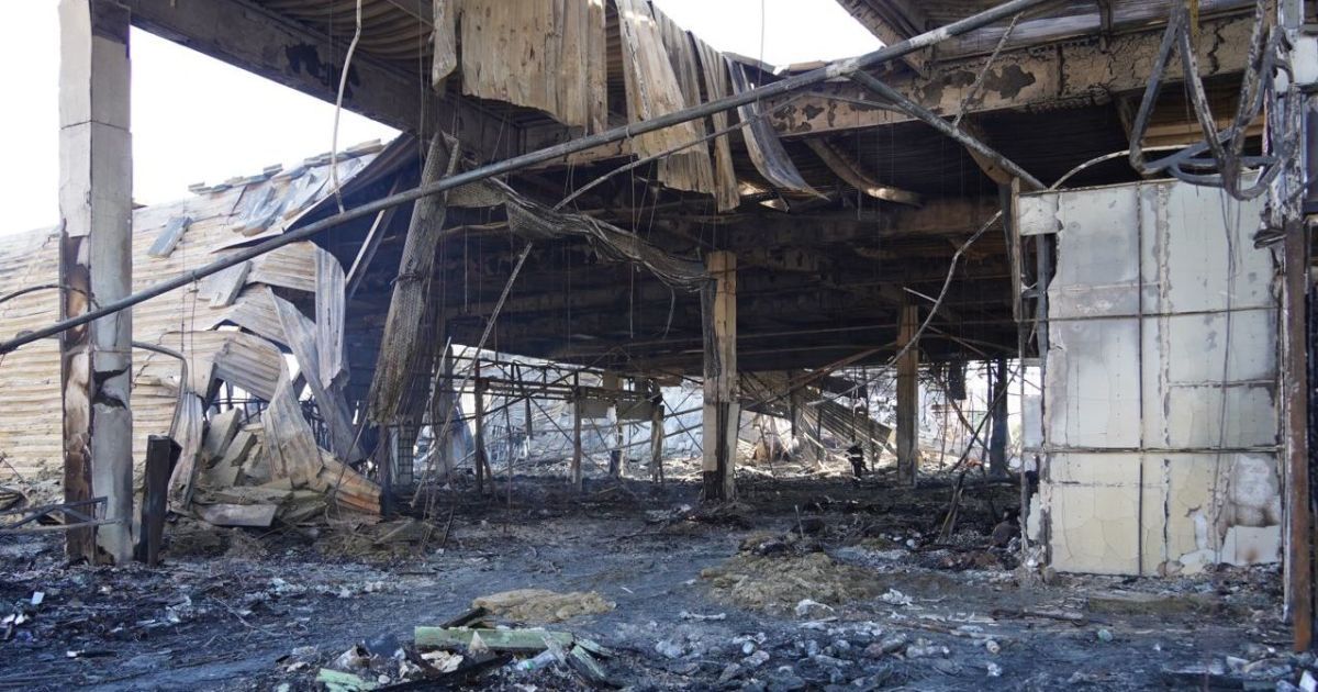 Іграшки і відірвані частини тіл посеред руїн: моторошні фото із розбитого російською ракетою ТЦ у Кременчуці