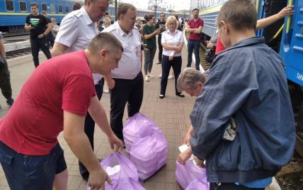 Ракетный удар по Львовщине: в "Укрзализнице" рассказали, как ликвидировали последствия и кормили пассажиров (фото)