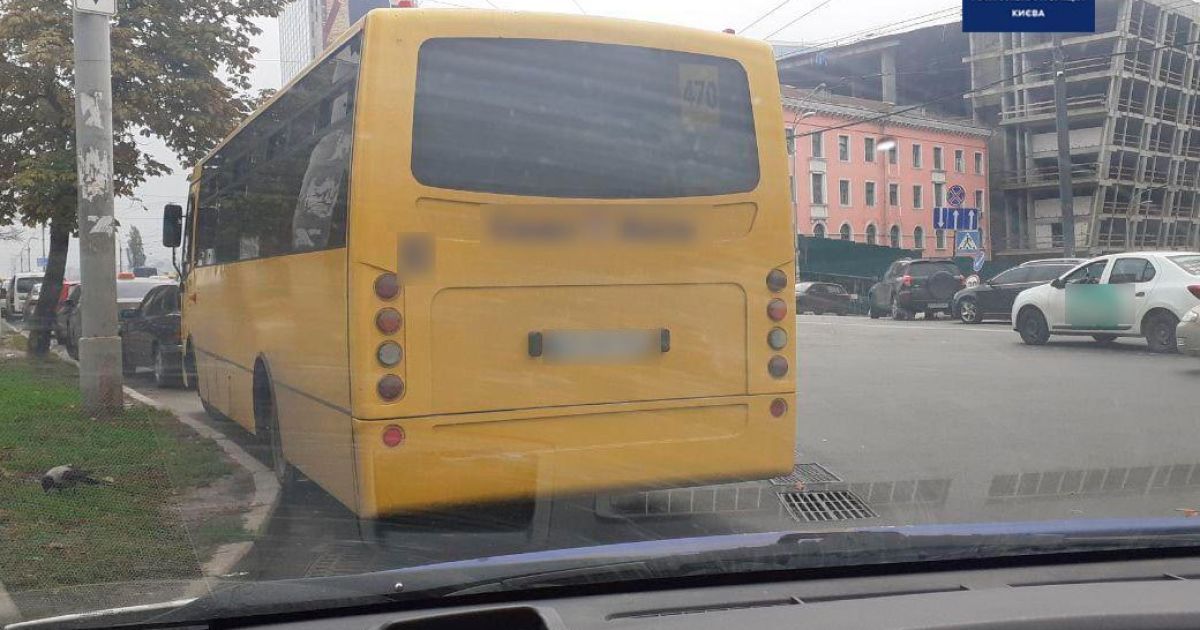 В Киеве водитель маршрутки сломал пассажиру ногу