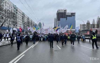 В центре Киева несколько тысяч ФЛП двинулись маршем к посольству США