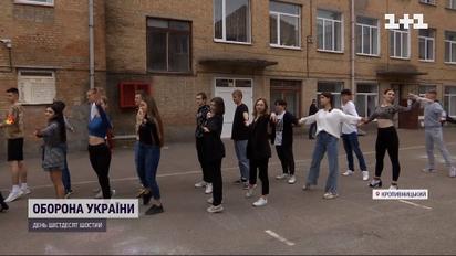 Перемога життя над смертю: у Кропивницькому 11-класники вчать випускний вальс та чекають на останній дзвоник