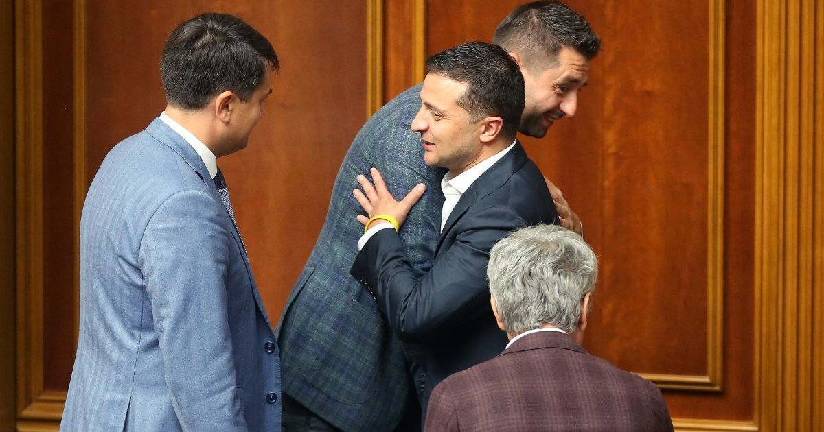 Зеленський перед засіданням Ради вмовляв "слуг народу" голосувати за ринок землі