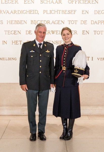 Принцесса Елизавета со своим отцом королем Филиппом / © Getty Images