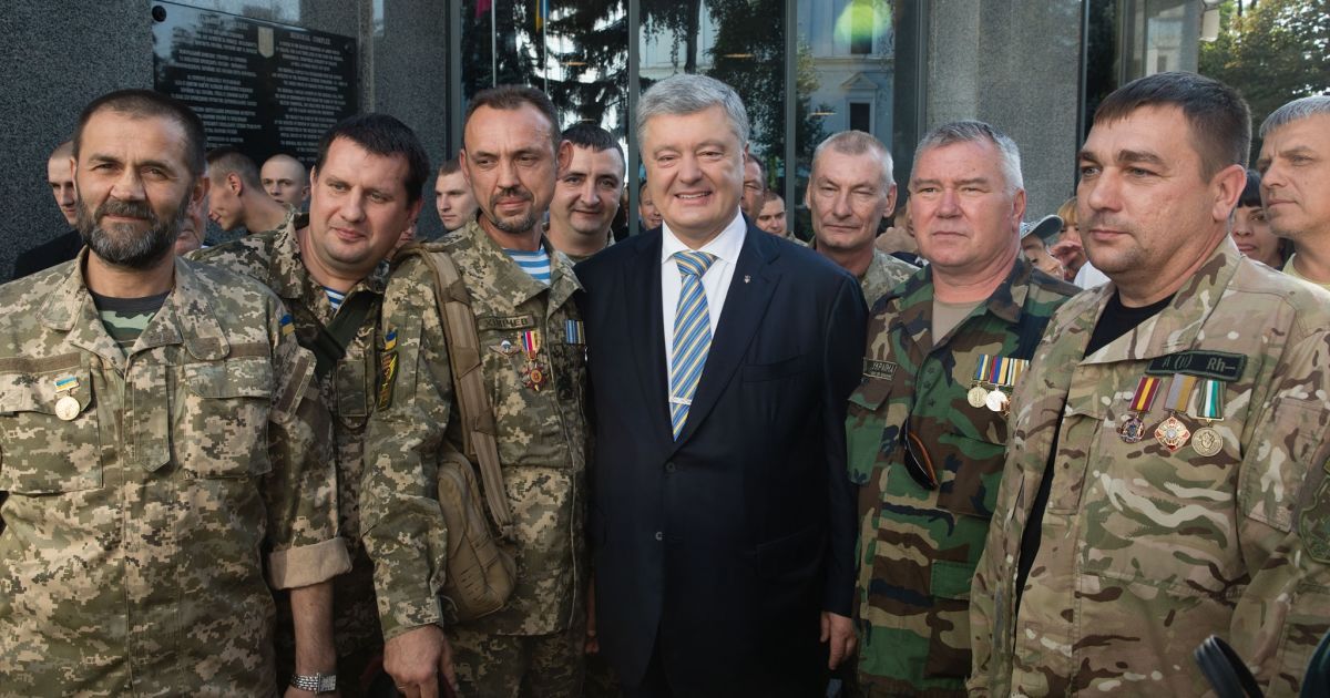 Порошенко на День Независимости поменял официальные торжества на встречу с бойцами