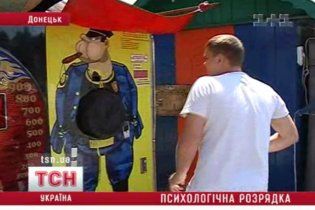 В Донецке есть ГАИшник, который позволяет бить себя за деньги