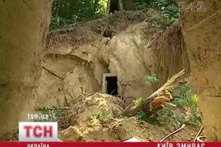 Через зливи у Києві сповзають будинки