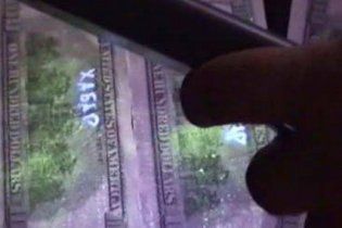 У Києві в обігу з'явилися долари з написом "хабар"