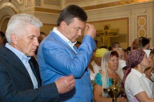 Янукович упевнений, що українці вистоять завдяки християнству
