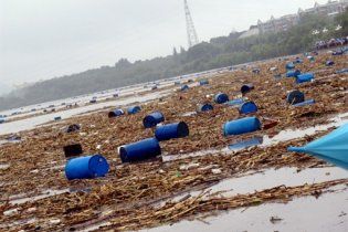 В Китае тысячи бочек с ядовитыми и взрывоопасными химикатами попали в реку