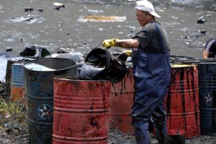 Китайці виловили з Сунгарі майже 3000 діжок з хімікатами