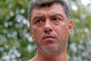 На машину Нємцова кинули унітаз