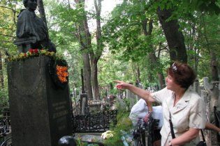 У Києві під річницю смерті обікрали могилу Лесі Українки