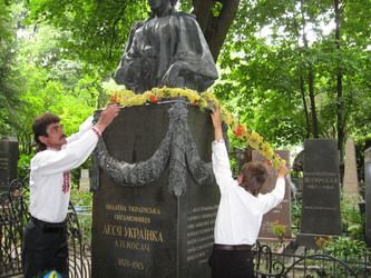 Пам'ятник на могилі Лесі Українки