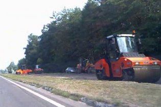 В Киеве в асфальт закатают 92 миллиона