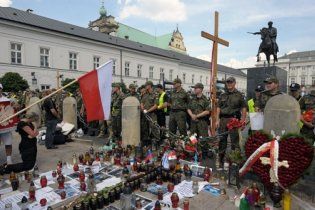 В Варшаве тысячи демонстрантов потребовали убрать крест Качиньскому