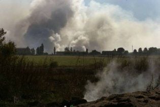 Українські військові поливають водою снаряди, щоб уникнути вибухів