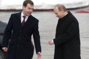 Западные журналисты увидели, как Путин крышует Медведева