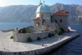 Украинцам разрешили ездить в Черногорию без виз
