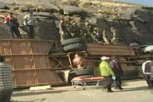14 человек погибли при столкновении автобуса со скалой в Боливии