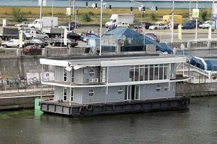 На месте River Palace на киевской набережной появился офис на плаву