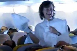 Пасажири Lufthansa побилися подушками (відео)