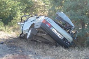 Автомобиль врезался в столб электропередач. Есть жертвы(видео)