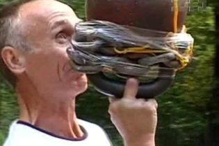 53-летний житель Львова жонглировал гирей (видео)