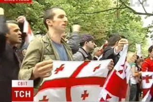 В мире пикетируют российские посольства (видео)