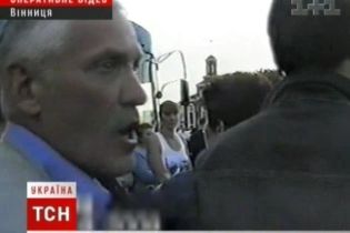 В Виннице люди защищали прохожего от милиции (видео)