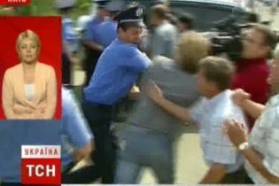 Киевляне подрались с милицией за автостоянку (видео)