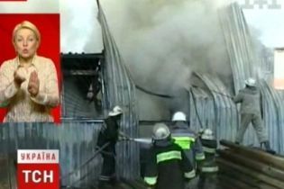 На Троещине горели ангары (видео)