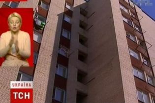Мать с ребенком живут на избирательном участке (видео)