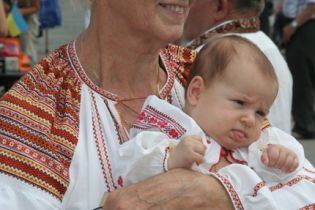 В Луцке одели вышивки и прочитали "Заповіт" на десяти языках