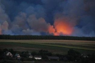 Украинские военные во избежание взрывов поливают водой снаряды