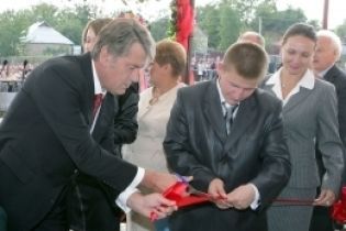 Ющенко открыл школу в Киевской области